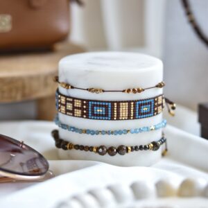 Zestaw bransoletek nasycony kamieniami naturalnymi